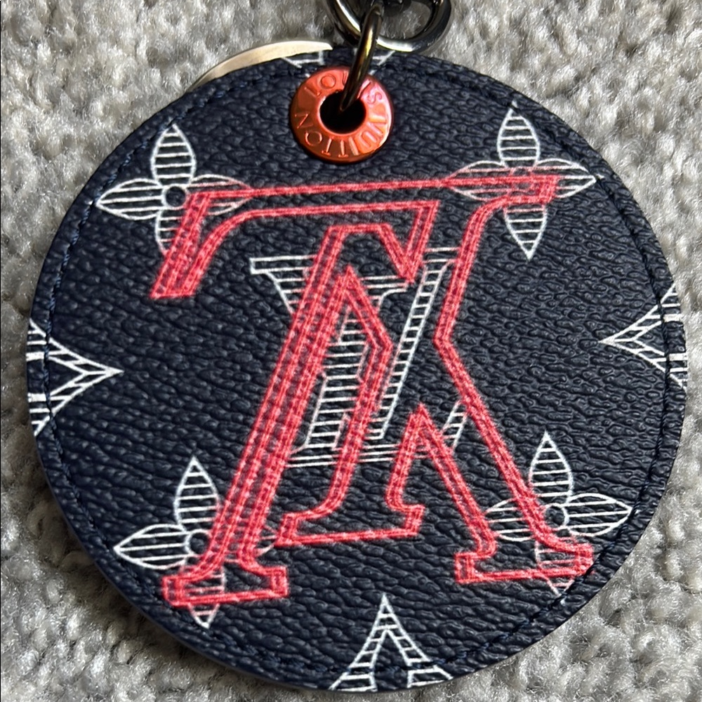 Louis Vuitton Illustre Bag Charm and Key Holder - Picture 10 of 11